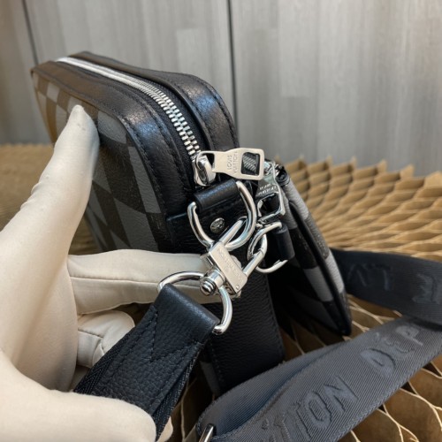 Handbag Louis Vuitton M80401 size 25 x 18.5 x 7 cm