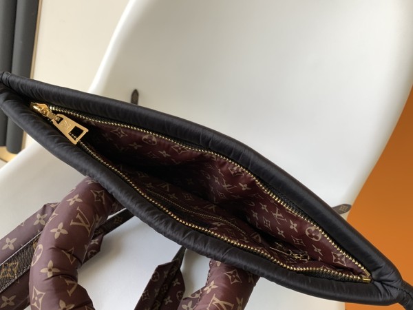 Handbag Louis Vuitton M58981 size 39.0 x 46.0 x 3.0cm