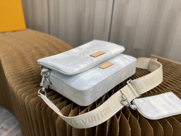 Handbag Louis Vuitton M80401 size 25 x 18.5 x 7 cm