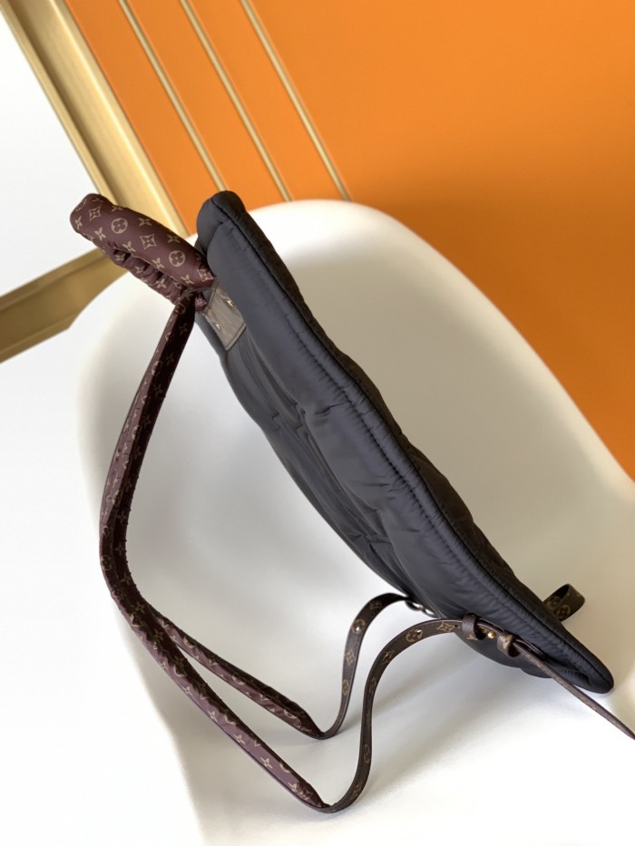 Handbag Louis Vuitton M58981 size 39.0 x 46.0 x 3.0cm