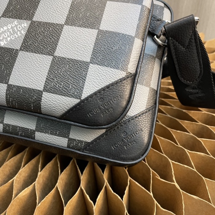 Handbag Louis Vuitton M80401 size 25 x 18.5 x 7 cm