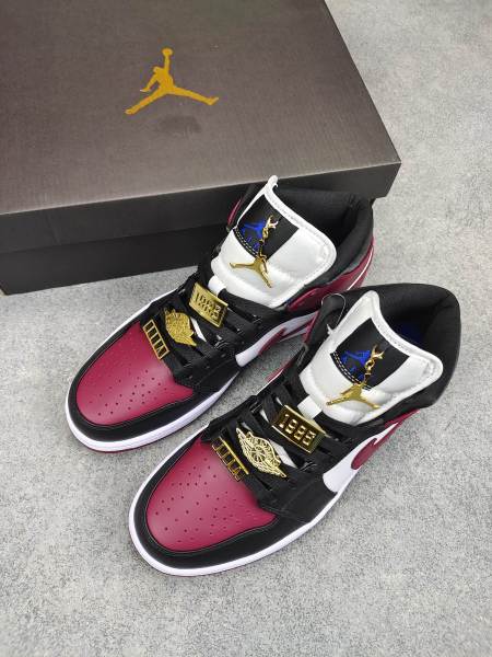 Jordan 1 Mid SE Black Dark Beetroot (W)