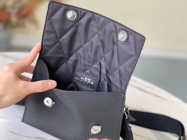 Handbag Louis Vuitton M81013 size 22 x 17 x 1cm