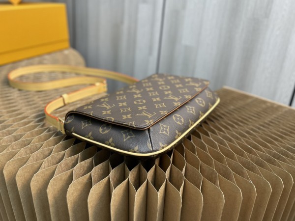 Handbag Louis Vuitton M51257 size 25x18x2.5cm