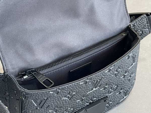 Handbag Louis Vuitton M58487 size 21 x 15 x 4 cm