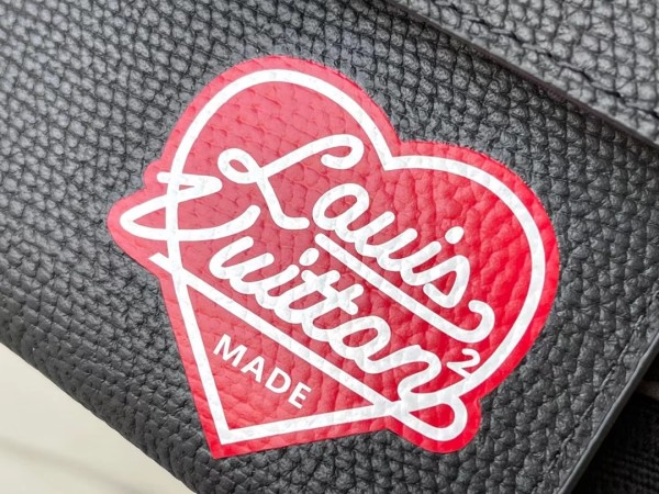 Handbag Louis Vuitton M81013 size 22 x 17 x 1cm