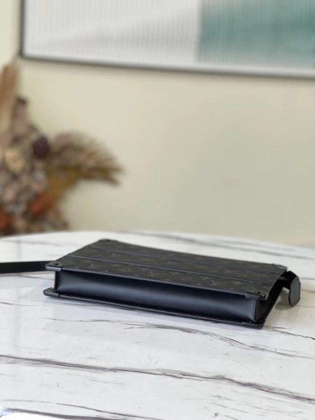 Handbag Louis Vuitton M45937 size 28 x 21 x 3.5cm