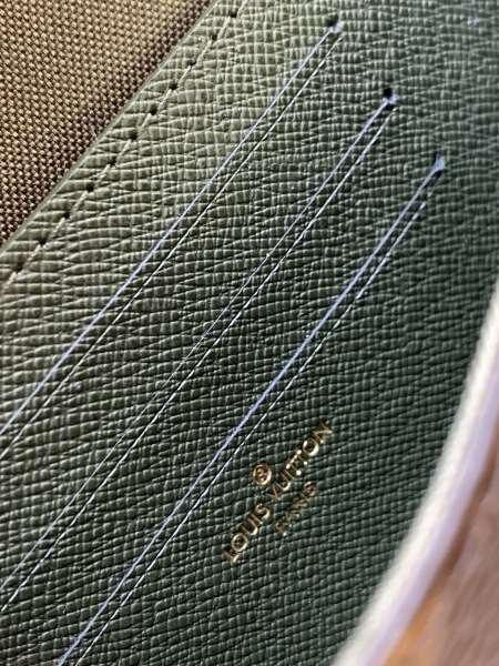 Handbag Louis Vuitton M80091 size 17x9.6x3.5cm