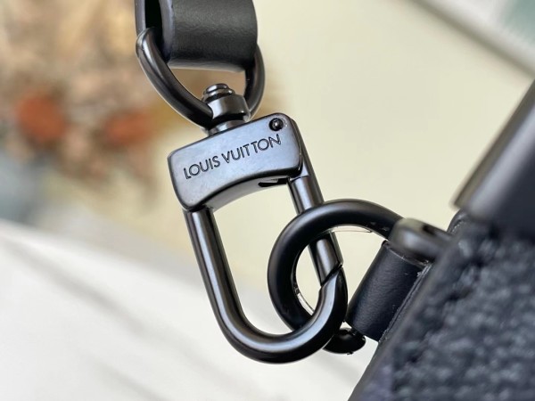 Handbag Louis Vuitton M45937 size 28 x 21 x 3.5cm