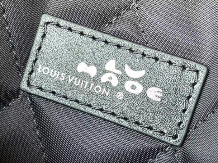 Handbag Louis Vuitton M81013 size 22 x 17 x 1cm