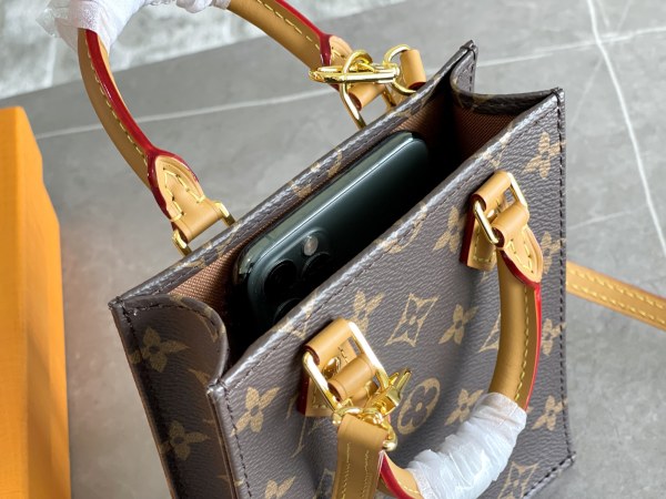 Handbag Louis Vuitton M69442 size 14x17x5.5CM