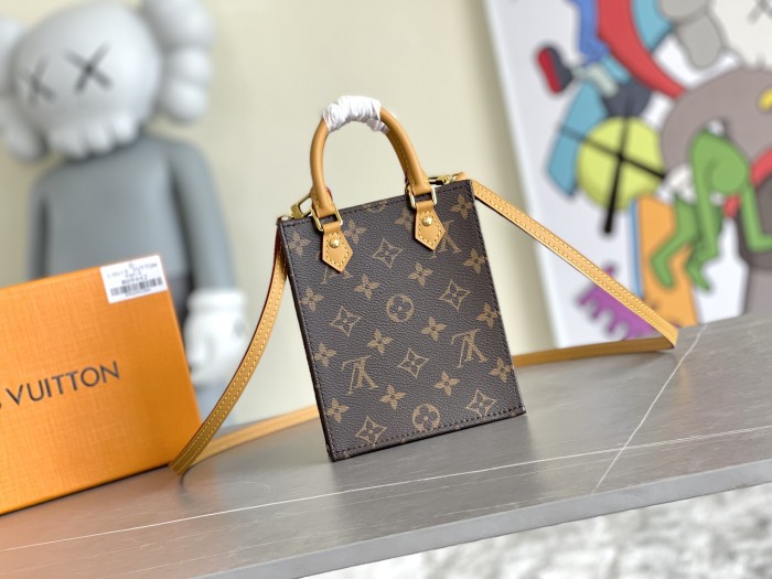 Handbag Louis Vuitton M69442 size 14x17x5.5CM