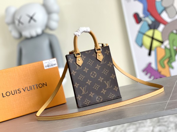 Handbag Louis Vuitton M69442 size 14x17x5.5CM