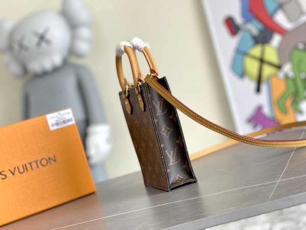 Handbag Louis Vuitton M69442 size 14x17x5.5CM