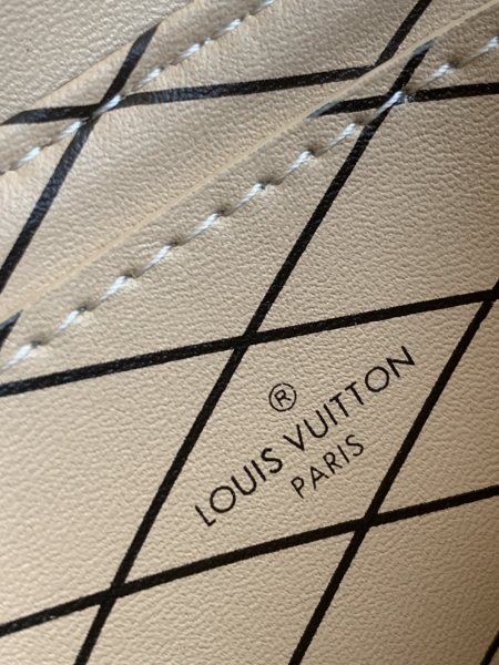 Handbag Louis Vuitton M67913 M67873 size 11 x 17.5 x 3.5cm