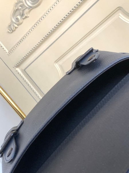 Handbag Louis Vuitton M58644 size 30 x 42 x 17cm