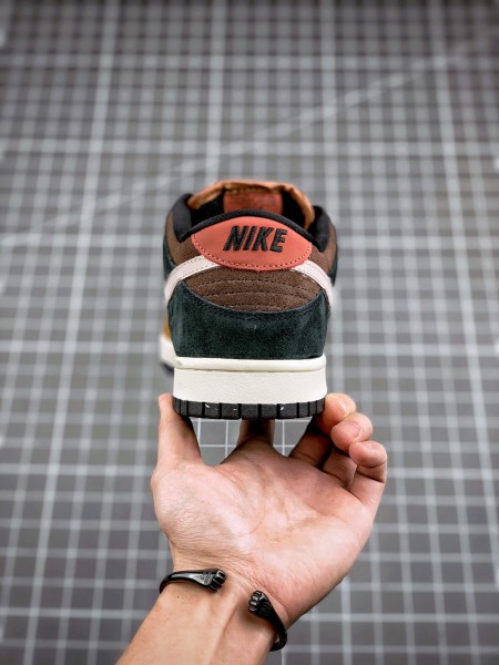 Nike SB Dunk Low Joe Strummer
