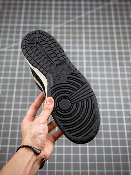 Nike SB Dunk Low Joe Strummer