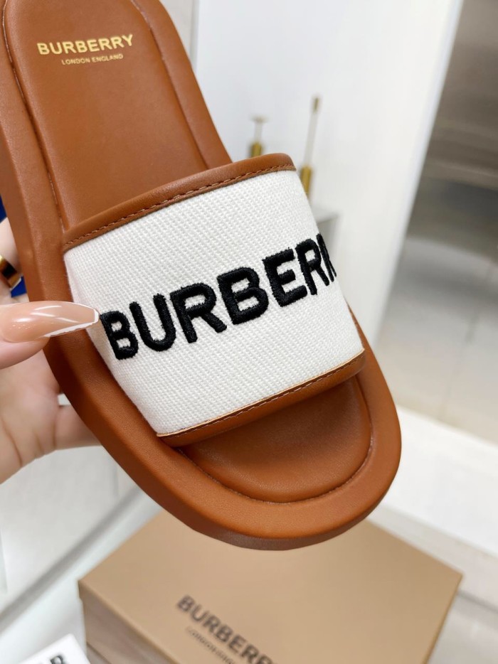 BURBERRY Buckingham Slides WOMEN 1