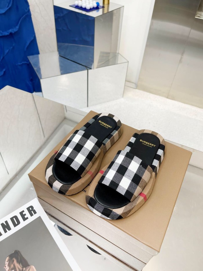 BURBERRY Buckingham Slides WOMEN 1