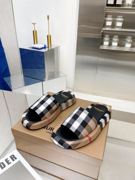 BURBERRY Buckingham Slides WOMEN 1