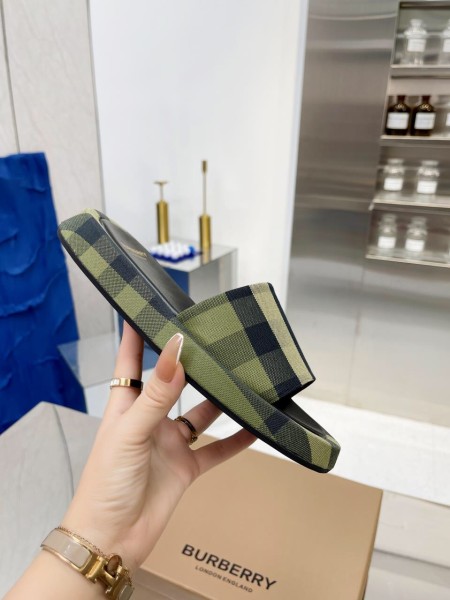 BURBERRY Buckingham Slides WOMEN 1