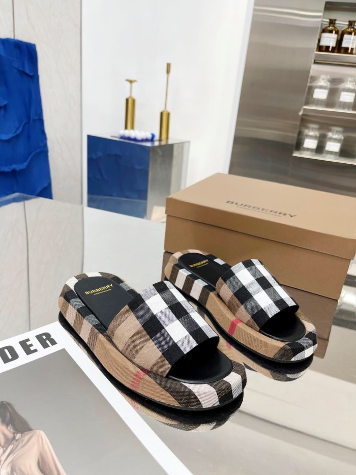 BURBERRY Buckingham Slides WOMEN 1