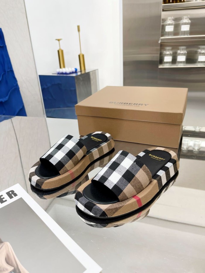 BURBERRY Buckingham Slides WOMEN 1