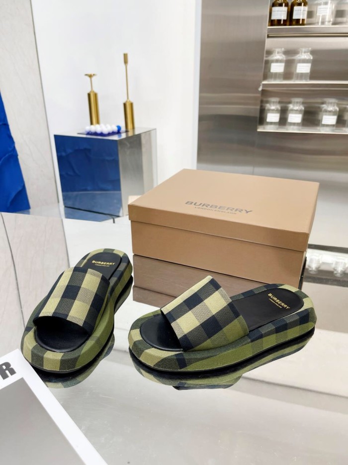 BURBERRY Buckingham Slides WOMEN 1