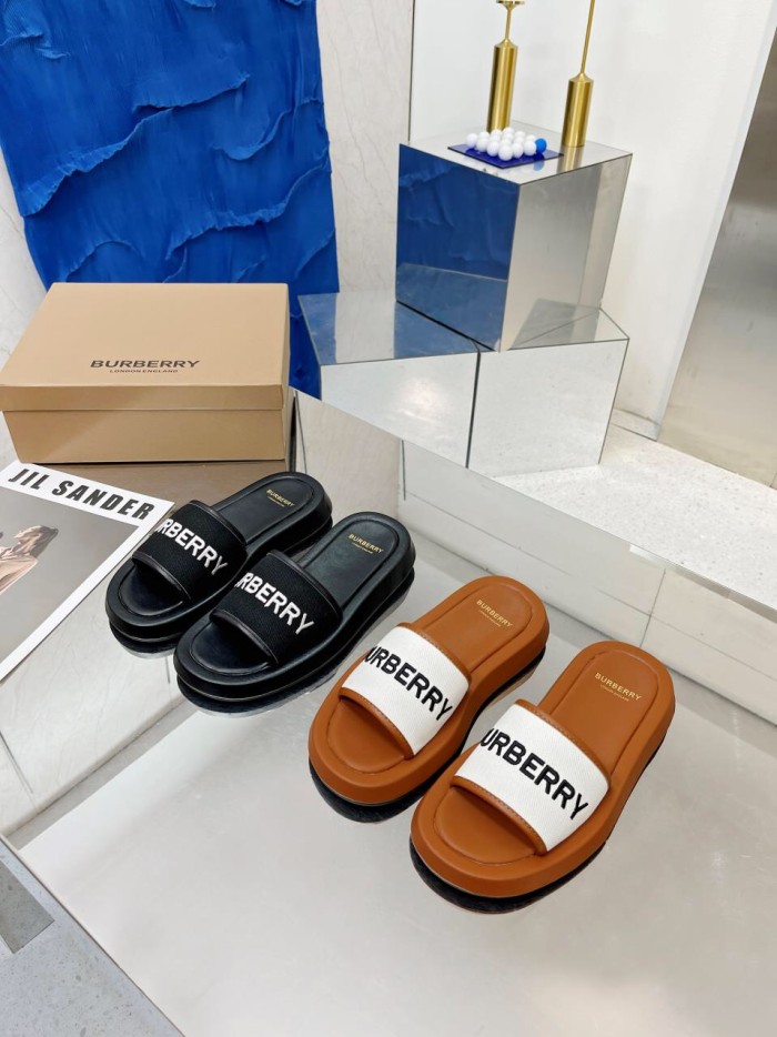 BURBERRY Buckingham Slides WOMEN 1