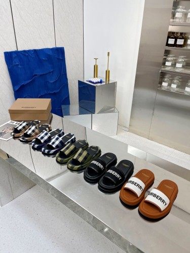 BURBERRY Buckingham Slides WOMEN 1