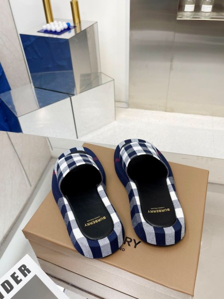 BURBERRY Buckingham Slides WOMEN 1