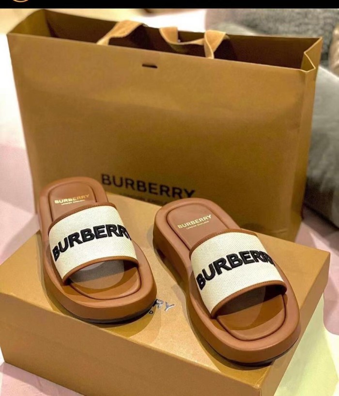 BURBERRY Buckingham Slides WOMEN 1