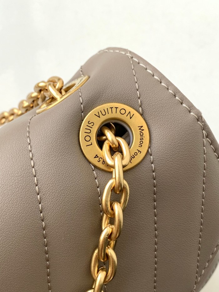 Handbag Louis Vuitton M20838 size 21 x 12 x 9cm