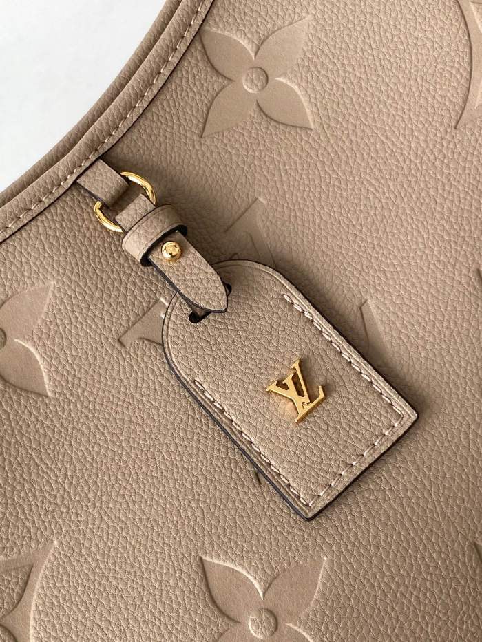 Handbag Louis Vuitton 46288 size 39x 30x 15cm