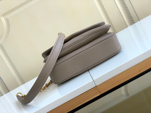 Handbag Louis Vuitton M20838 size 21 x 12 x 9cm