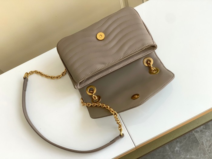 Handbag Louis Vuitton M20838 size 21 x 12 x 9cm