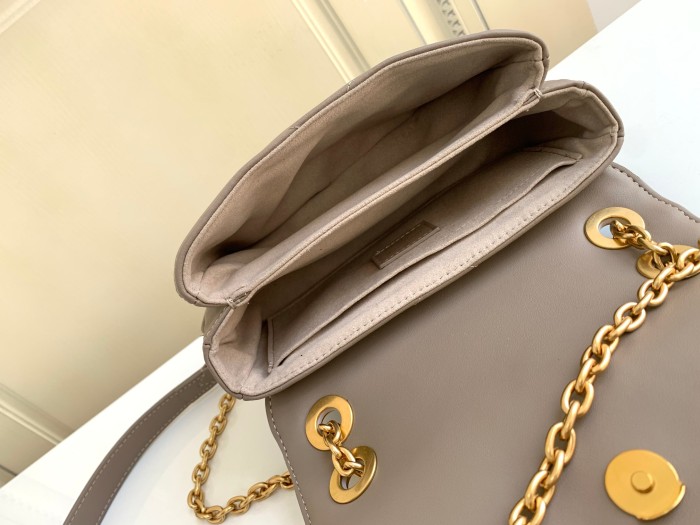 Handbag Louis Vuitton M20838 size 21 x 12 x 9cm