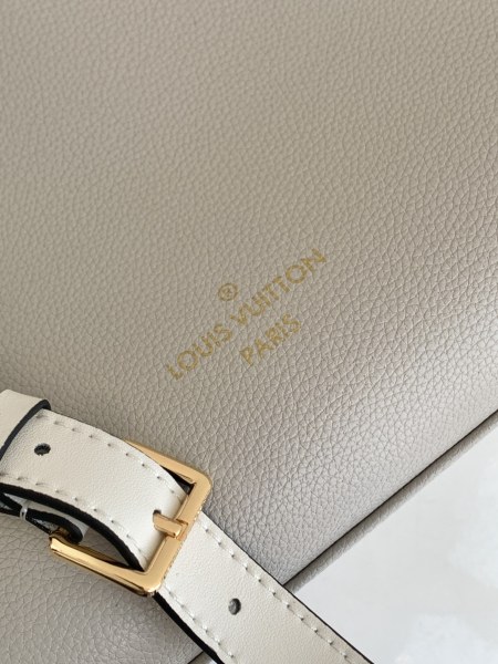 Handbag Louis Vuitton M53823 size 30.5x24.5x14cm