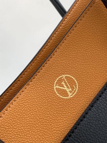 Handbag Louis Vuitton M53823 size 30.5x24.5x14cm