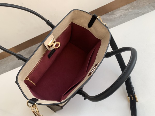 Handbag Louis Vuitton M53823 size 30.5x24.5x14cm