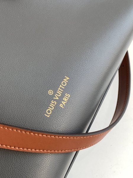 Handbag Louis Vuitton M53823 size 30.5x24.5x14cm