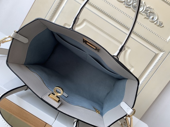 Handbag Louis Vuitton M53823 size 30.5x24.5x14cm