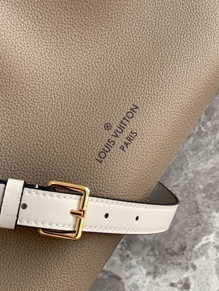 Handbag Louis Vuitton M53826 size 30.5x24.5x14cm