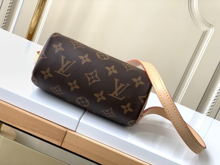 Handbag Louis Vuitton M81085 size 16*7.5*10 cm