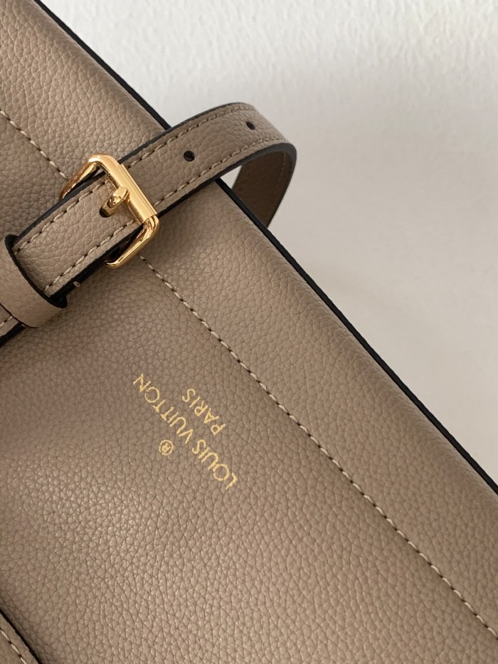 Handbag Louis Vuitton M53937 size 28×20×11.5cm