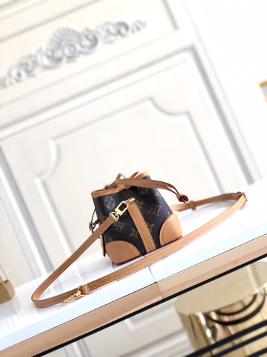 Handbag Louis Vuitton M57099 size 12×12×12cm