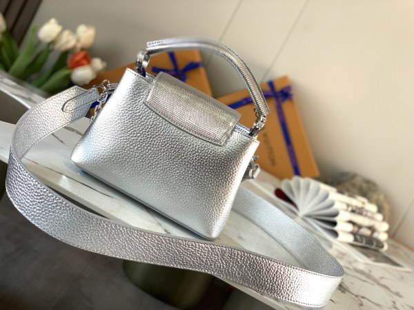 Handbag Louis Vuitton M80239 size 21 x 14 x 8 