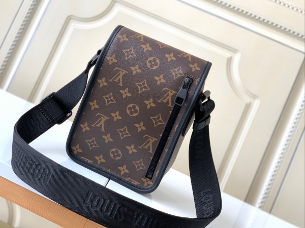 Handbag Louis Vuitton m46442 size 16 x 22 x 7