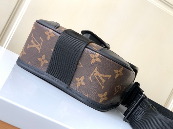 Handbag Louis Vuitton m46442 size 16 x 22 x 7